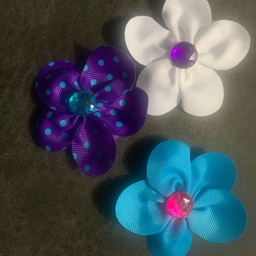 7 Hair or headband clips